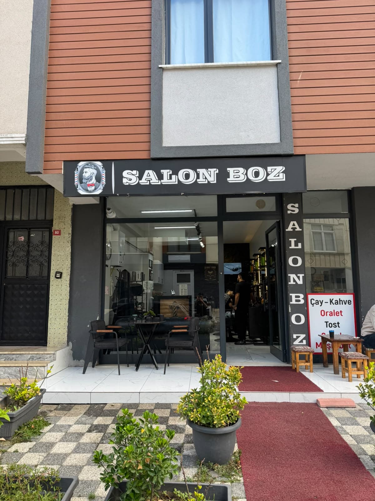 Salon Boz dükkan girişi